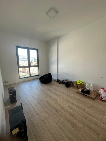 Tirane, jepet me qera zyre , 66 m² 550 € (Square 21)