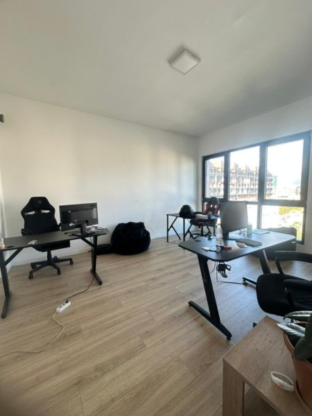 Tirane, jepet me qera zyre , 66 m² 550 € (Square 21)