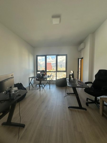 Tirane, jepet me qera zyre , 66 m² 550 € (Square 21)