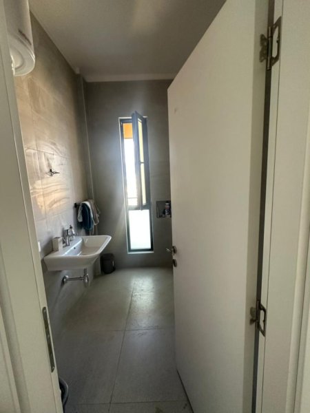 Tirane, jepet me qera zyre , 66 m² 550 € (Square 21)