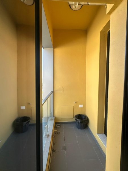 Tirane, jepet me qera zyre , 66 m² 550 € (Square 21)