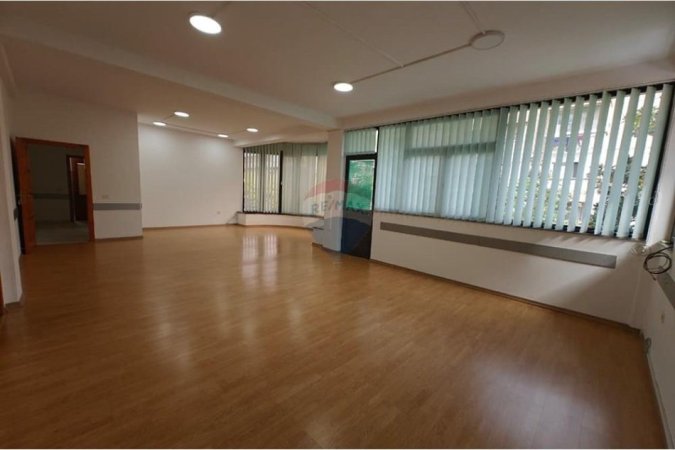 Tirane, shitet ambjent biznesi Kati 0, 391 m² (Rruga Xhanfize Keko, Tiranë)