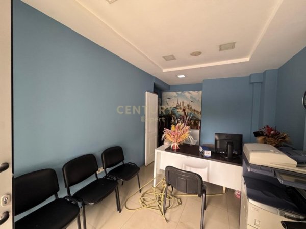 Tirane, jepet me qera zyre Kati 0, 10 m² 600 € (Rr. Durresit)