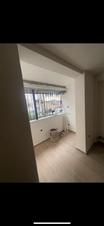 Tirane, jepet me qera zyre Kati 1, 50 m² 600 € (SHESHI WILLSON)