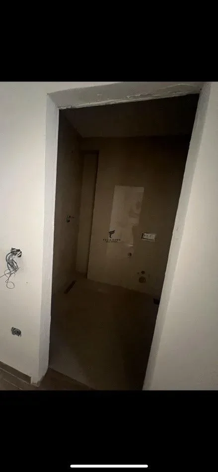 Tirane, jepet me qera zyre Kati 1, 50 m² 600 € (SHESHI WILLSON)