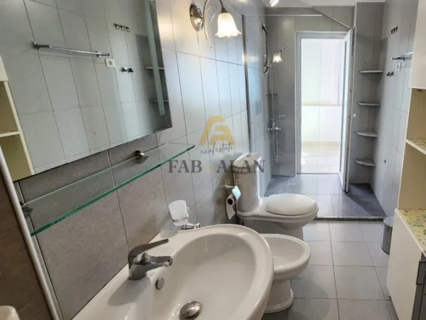 Tirane, jepet me qera apartament+verande | Penthouse 3+1 Kati 7, 356 m² 1.500 € (Liqeni i Thate)
