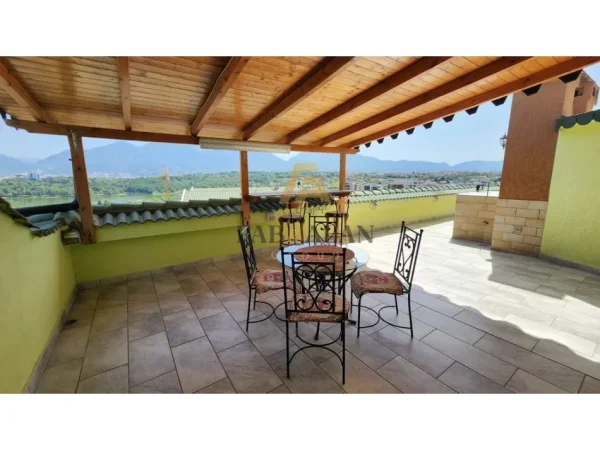 Tirane, jepet me qera apartament+verande | Penthouse 3+1 Kati 7, 356 m² 1.500 € (Liqeni i Thate)