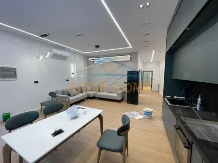 Tirane, jepet me qera apartament 2+1 Kati 1, 90 m² 1.000 € 