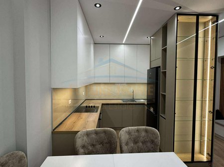 Tirane, jepet me qera apartament 3+1 Kati 6, 116 m² 630 € 