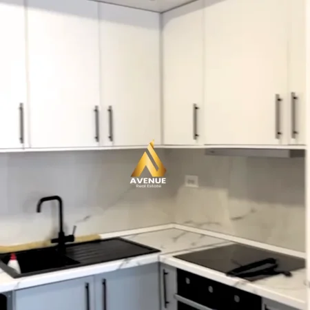 Tirane, jepet me qera apartament 1+1+Ballkon Kati 7, 65 m² 400 € (kamez)