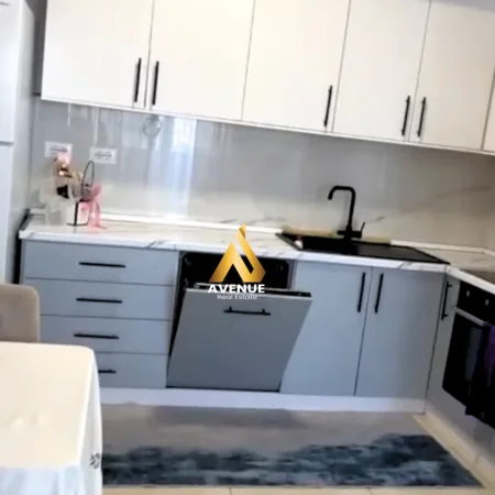 Tirane, jepet me qera apartament 1+1+Ballkon Kati 7, 65 m² 400 € (kamez)