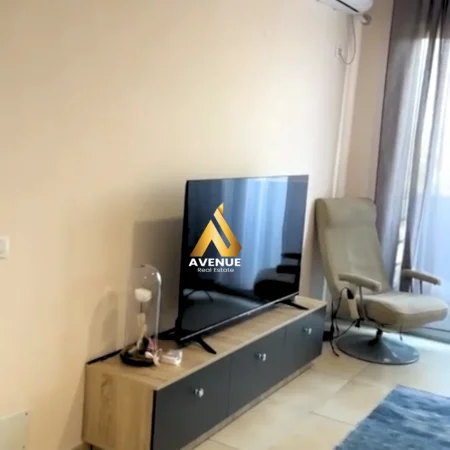 Tirane, jepet me qera apartament 1+1+Ballkon Kati 7, 65 m² 400 € (kamez)