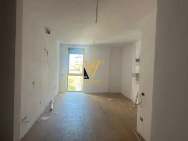Tirane, jepet me qera zyre Kati 2, 56 m² 550 € (SHKOLLA E KUQE)