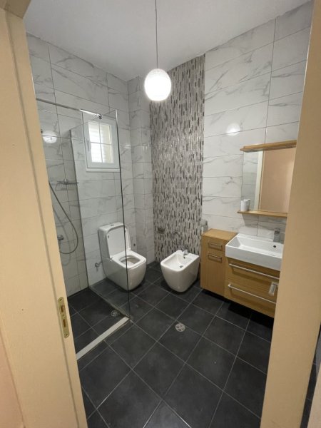 Tirane, jepet me qera shtepi 2+1 Kati 1, 90 m² 500 € (Rruga Jordan Misja tek Lavazho 007)