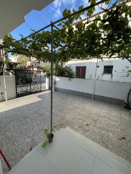 Tirane, jepet me qera shtepi 2+1 Kati 1, 90 m² 500 € (Rruga Jordan Misja tek Lavazho 007)
