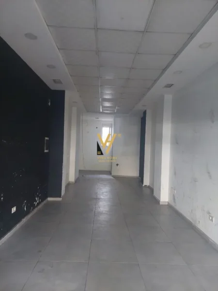 Tirane, jepet me qera dyqan Kati 0, 35 m² 1.000 € (VASIL SHANTO)
