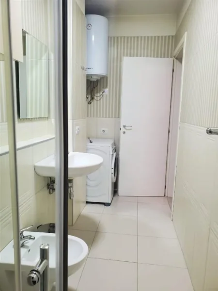 Tirane, jepet me qera apartament 2+1+Ballkon Kati 4, 100 m² 800 € (Stadiumi Dinamo , Rruga Gjik Kuqali)