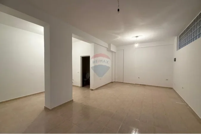 Tirane, jepet me qera dyqan Kati 0, 47 m² 300 € (selvia)