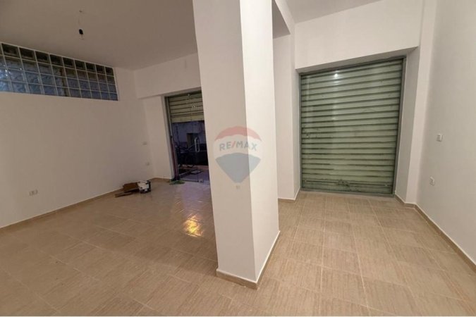 Tirane, jepet me qera dyqan Kati 0, 47 m² 300 € (selvia)