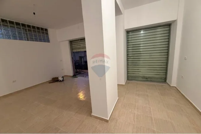 Tirane, jepet me qera dyqan Kati 0, 47 m² 300 € (selvia)