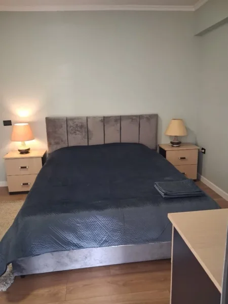 Tirane, jepet me qera apartament 1+1+Ballkon Kati 7, 60 m² 650 € 