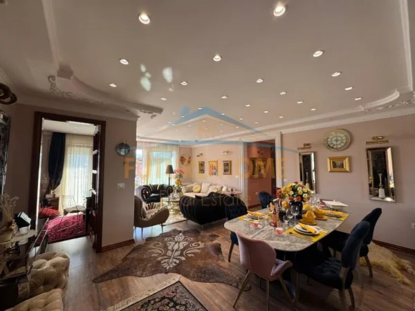 Qera, Apartament 2+1+2, Bllok, Tiranë 2,300 €