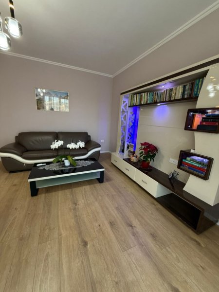 Tirane, jepet me qera apartament 1+1 Kati 4, 600 € 