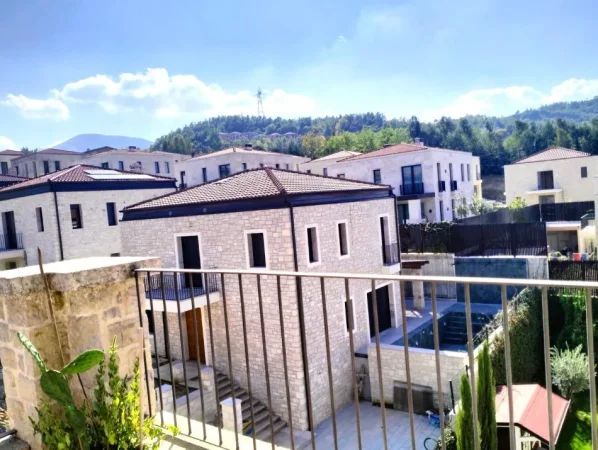 Tirane, jepet me qera 3+1+Aneks+Ballkon Kati 2, 210 m² 