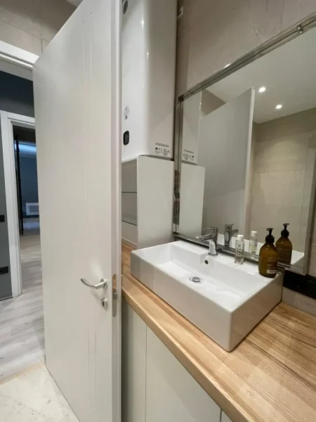 Tirane, jepet me qera apartament 2+1+Ballkon Kati 4, 105 m² 2.500 € (Lion Park)
