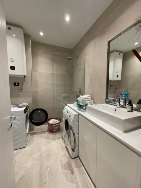 Tirane, jepet me qera apartament 2+1+Ballkon Kati 4, 105 m² 2.500 € (Lion Park)