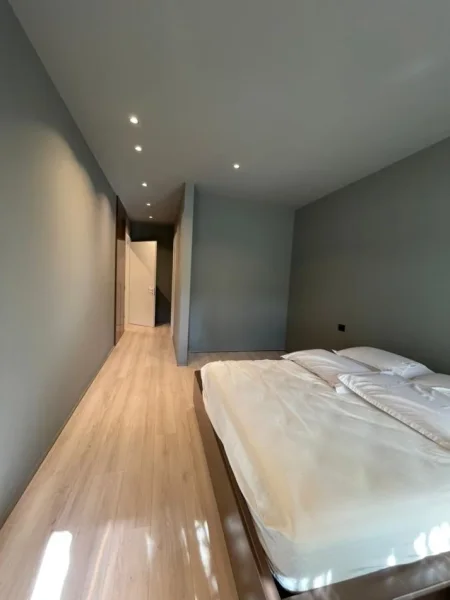Tirane, jepet me qera apartament 2+1+Ballkon Kati 4, 105 m² 2.500 € (Lion Park)