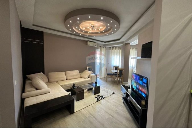 Tirane, jepet me qera apartament 1+1 , 65 m² 700 € (Komuna e Parisit)