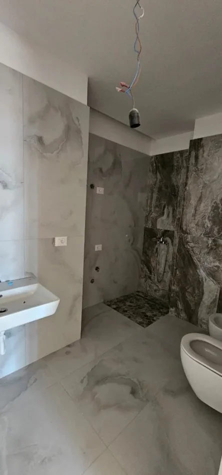 Tirane, jepet me qera ambjent biznesi Kati 1, 160 m² 2.000 € 