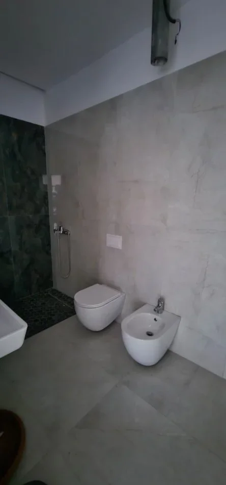 Tirane, jepet me qera ambjent biznesi Kati 1, 160 m² 2.000 € 