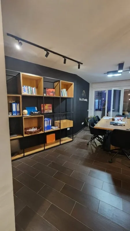 Tirane, jepet me qera zyre Kati 1, 85 m² 800 € (zyra me qera tek rruga kosovareve)