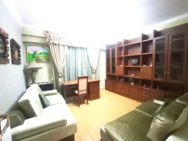 Tirane, jepet me qera apartament 4+1+Aneks+Ballkon Kati 4, 200 m² (zogu i zi)