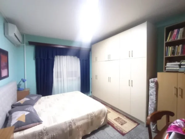Tirane, jepet me qera apartament 4+1+Aneks+Ballkon Kati 4, 200 m² (zogu i zi)