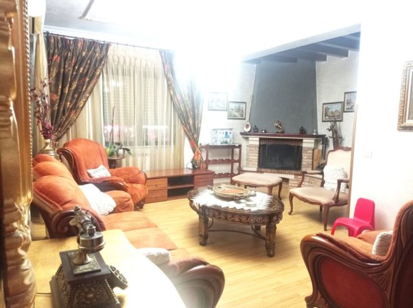 Tirane, jepet me qera apartament 4+1+Aneks+Ballkon Kati 4, 200 m² (zogu i zi)