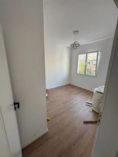 Tirane, shes apartament 2+1+Ballkon Kati 4, 73 m² 160.000 € (Rruga Mine Peza)