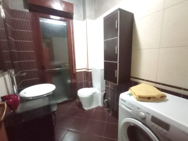 Tirane, jepet me qera apartament 2+1+Aneks+Ballkon Kati 6, 
