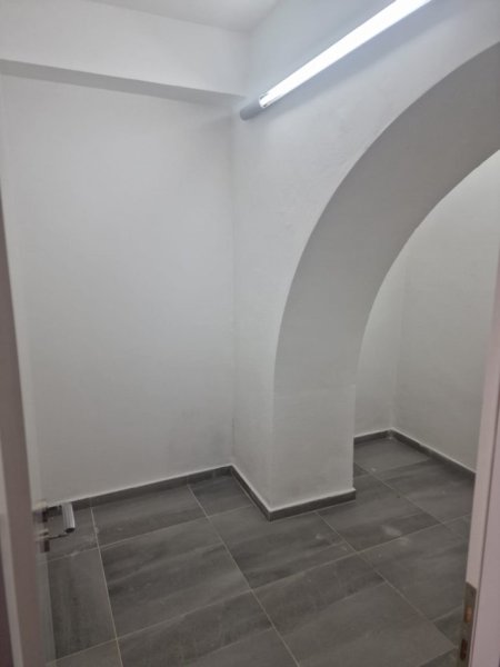 Tirane, jepet me qera ambjent biznesi Kati 0, 30 m² 350 € (ambient biznesi me qera ne qender)