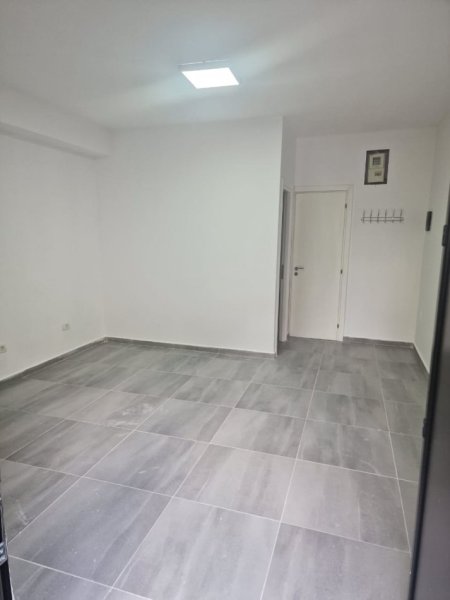 Tirane, jepet me qera ambjent biznesi Kati 0, 30 m² 350 € (ambient biznesi me qera ne qender)