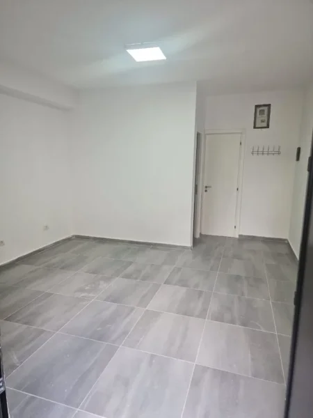 Tirane, jepet me qera ambjent biznesi Kati 0, 30 m² 350 € (ambient biznesi me qera ne qender)