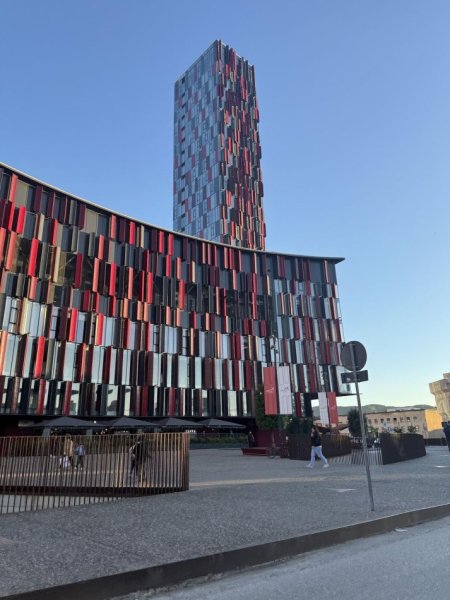 Tirane, jepet me qera zyre Kati 3, 245 m² 6.900 € (STADIUMI ARENA)