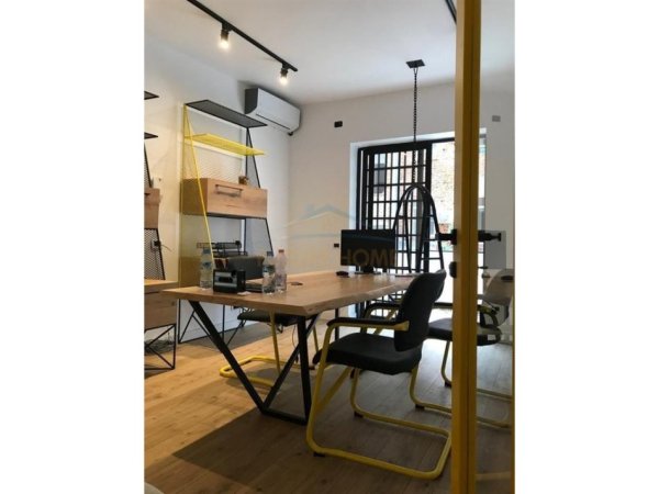 Tirane, jepet me qera ambjent biznesi Kati 1, 115 m² 1.000 € 