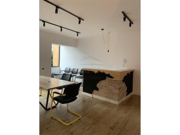 Tirane, jepet me qera ambjent biznesi Kati 1, 115 m² 1.000 € 