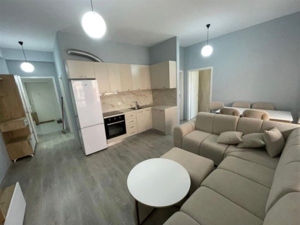 Tirane, jepet me qera apartament 2+1+Ballkon Kati 4, 80 m² 500 € (ali demi)