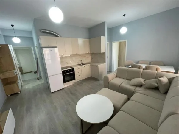 Tirane, jepet me qera apartament 2+1+Ballkon Kati 4, 80 m² 500 € (ali demi)
