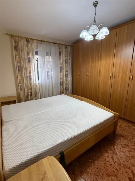 Tirane, jepet me qera apartament 2+1 Kati 1, 80 m² 550 € (ALI DEMI)