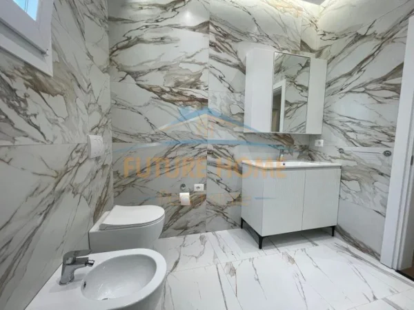 Tirane, jepet me qera apartament 2+1+Ballkon Kati 2, 90 m² 1.100 € (Rruga Durresit)